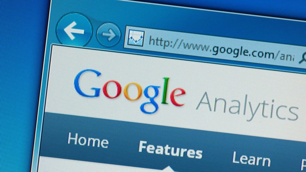 Google Analytics מקל על מציאתם על ידי כך שהוא מראה לך מהיכן התנועה שלך מגיעה וכיצד היא הגיעה לשם.